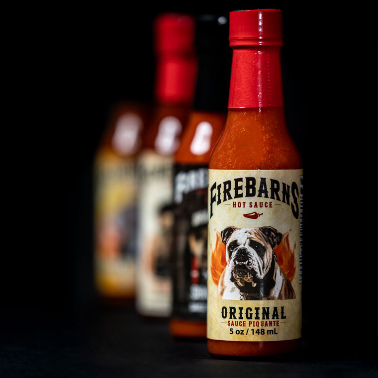 Bouteilles de produits Firebarns hot sauce étiquetées