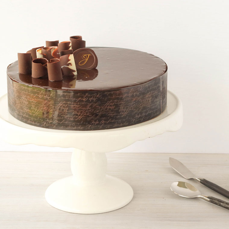 Gâteau au chocolat avec étiquette transparente faisant le tour