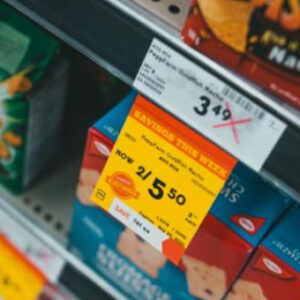 Étiquettes de rayon et signalisation en magasin.