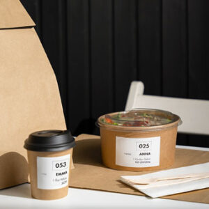 Étiquettes
sans doublure sur un bol de soupet et un cafe.